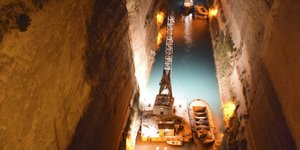 Νυχτερινή λήψη πάνω από τον Ισθμό της Κορίνθου: Φωτογραφίες: INTIMENEWS/ΛΑΜΠΡΟΣ ΑΒΡΑΜΗΣ