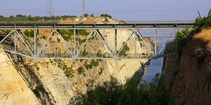 Βουτιά θανάτου για 26χρονο από τη γέφυρα του Ισθμού
