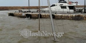 Βυθίστηκε ιστοφόρο στα Χανιά (Φωτο: flashnews.gr)