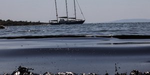 Απορρύπανση της θαλάσσιας περιοχής στον Αγιο Κοσμά. ΦΩΤΟΓΡΑΦΙΑ: EUROKINISSI /ΓΙΑΝΝΗΣ ΠΑΝΑΓΟΠΟΥΛΟΣ