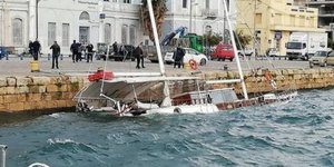 Ξύλινο ιστιοπλοϊκό σκάφος έχει μισοβυθιστεί στο λιμάνι της Καλαμάτας (Φωτογραφία: tharrosnews)