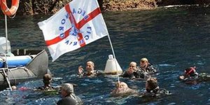 Μέλη της Λέγκας του Βορρά προσπάθησαν να δείξουν πόσο εύκολη είναι η παράνομη με