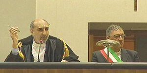 Απίστευτη δίκη στην Ιταλία: Δικάζουν μαζί κορυφαίους πολιτικούς και «νονούς» για