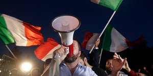 Spiegel: H Κομισιόν στέλνει πίσω στη Ρώμη το προσχέδιο του προϋπολογισμού (Φωτογραφία: AP Photo/Gregorio Borgia)