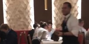 Οι Ιταλοί δεν πτοούνται από τη βροχή -Τρώνε πίτσα σε πλημμυρισμένο εστιατόριο