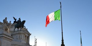 Μήνυμα στην Ιταλία για τη διατήρηση του δημοσιονομικού προγράμματος στέλνει η Κομισιόν/Φωτογραφία: AP