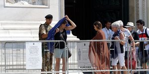 36χρονος Μαροκινός φώναζε «Αλλάχου Ακμπάρ» κλοτσώντας την είσοδο δημόσιου κτιρίου/ Φωτογραφία: Antonio Calanni/AP