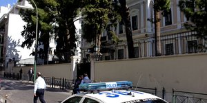 Περίπου 10 άτομα ανήρτησαν πανό στην ιταλική πρεσβεία