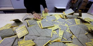 Η επιστροφή Μπερλουσκόνι και η δυναμική του Μπέπε Γκρίλο «καμπανάκι» για τη Μέρκ