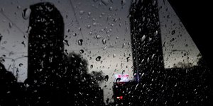 Βροχή στο Μιλάνο (Φωτογραφία: AP Photo/Luca Bruno)