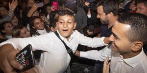 Ντι Μάιο και Σαλβίνι έβγαζαν selfie πριν από την κυβερνητική σύσκεψη/ Φωτογραφία: ΑΠΕ/ EPA- CLAUDIO PERI