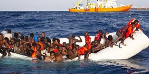 (φωτογραφία: ONG SOS MEDITERRANEE / HANDOUT/EPA/ΑΠΕ)