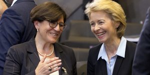 Αριστέρα η Ελιζαμπέτα Τρέντα /Φωτογραφία: AΡ