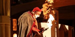 Ηθοποιός άρπαξε φωτιά και κατέρρευσε επί σκηνής [βίντεο]