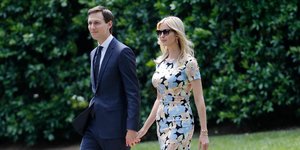 Η Ιβάνκα Τραμπ με τον σύζυγό της Τζάρεντ Κούσνερ. Φωτογραφία: AP/Pablo Martinez Monsivais