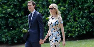 Απογοητευμένος είναι ο Ντόναλντ Τραμπ από το γαμπρό και την κόρη του. Φωτογραφία: AP