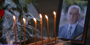 Λίγα λουλούδια και κεριά στο σημείο της δολοφονίας του Σέρβου πολιτικού στη Μιτροβίτσα (Φωτογραφία: ΑΡ) 