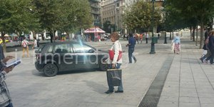Μόνο στην Ελλάδα: Πάρκαρε στην πλατεία Συντάγματος για πάει για καφέ [εικόνες]