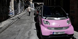 Αυτοκίνητο παρκαρισμένο σε δρόμο της Αθήνας / Φωτογραφία: Alexandros Michailidis / SOOC