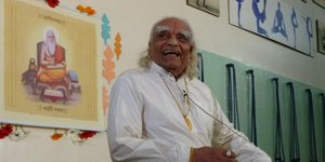 Πέθανε ο θρυλικός γκουρού που δίδαξε στους δυτικούς τη γιόγκα [εικόνες & βίντεο]