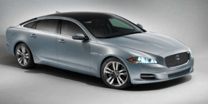 Jaguar XJ: Η πολυτελής βρετανική λιμουζίνα κατεβαίνει στα 2.000 κυβικά