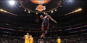 Τρομερό κάρφωμα του Τζέιμς υπό το βλέμμα του Μπράιαντ [βίντεο]