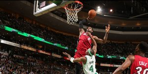 Ο Τζέιμς «ισοπέδωσε» αντίπαλο καρφώνοντας με δύναμη μπροστά του [βίντεο]