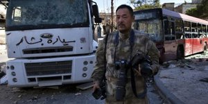 Τρελαμένος Γιαπωνέζος κάνει... τουρισμό στο Συριακό μέτωπο [εικόνες]