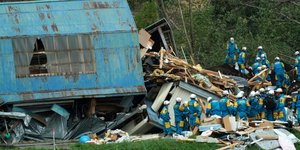 Tα σωστικά συνεργεία δίνουν μάχη με τον χρόνο για τον εντοπισμό επιζώντων στο Χοκάιντο (Φωτογραφία: ΑΡ)