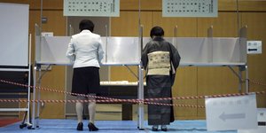 Στις κάλπες προσέρχονται οι Ιάπωνες (Φωτογραφία: AP/ Eugene Hoshiko)