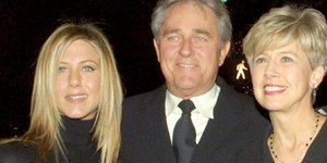 Κάνει ότι μπορεί να τσαντίσει την Αντζελίνα – Τη μάνα του Πιτ θέλει η Άνιστον στ