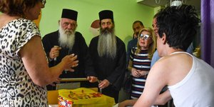 Ο Αρχιεπίσκοπος Ιερώνυμος επισκέφθηκε παιδιά που νοσηλεύονται στο Παίδων από την πυρκαγιά -Φωτογραφίες: EUROKINISSI/ΤΑΤΙΑΝΑ ΜΠΟΛΑΡΗ