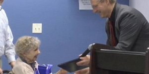 Αιώνια φοιτήτρια: Μετά από 75 χρόνια πήρε στα χέρια της το πτυχίο [εικόνες]