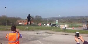 H «στολή Iron Man» εντυπωσίασε τον Βρετανό υπ. Άμυνας (Φωτογραφία: Twitter)