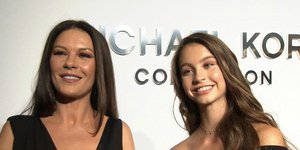 Η ηθοποιός Κάθριν Ζέτα Τζόουνς με την κόρη της