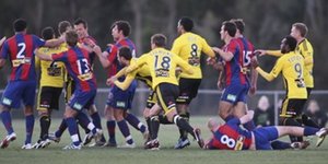 Παίκτης δέχτηκε τάκλιν και έριξε γροθιά στον αντίπαλό του [βίντεο]