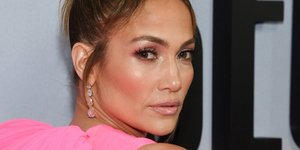 H Τζένιφερ Λόπεζ ποζάρει στο φακό/ Φωτογραφία Ap