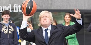 Παίζει και μπάσκετ ο δήμαρχος του Λονδίνου [βίντεο] 