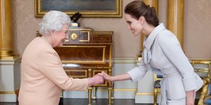 Η Αντζελίνα Τζολί με τη βασίλισσα Ελισάβετ. Φωτογραφία: AP