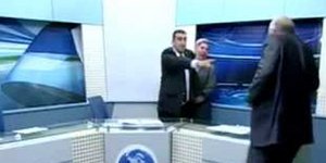 Aγριος καυγάς στον «αέρα» -Κλωτσιές και... ιπτάμενες καρέκλες στο στούντιο [βίντ