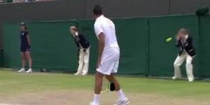 Γυναίκα κριτής δέχτηκε μπαλάκι του τένις στο μάτι [βίντεο]