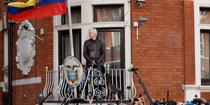 Ο Τζούλιαν Ασάνζ παραμένει εγκλωβισμένος από το 2012 στην πρεσβεία του Ισημερινού στο Λονδίνο (Φωτογραφία: ΑΡ/αρχείο) 