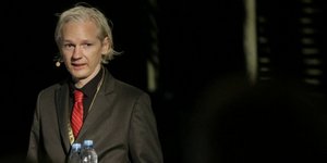 Tώρα και μοντέλο ο Τζούλιαν Ασανζ -Ο κύριος WikiLeaks θα ανέβει στην πασαρέλα