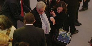Ο πρόεδρος της Κομισιόν δυσκολεύθηκε να ανέβει δυο σκαλοπάτια στο ανάκτορο Χόφμπουργκ (Φωτογραφία: ΕΡΑ)