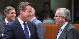 Το χάι-φάιβ του Γιούνκερ στον «εχθρό» του Κάμερον -Ο χαιρετισμός των δύο ανδρών 
