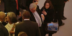 Η στιγμή που ο Γιούνκερ παραπατά