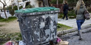 Ο κάδος στην Πετρούπολη που βρέθηκε νεκρό το βρέφος / Φωτογραφία: Eurokinissi 