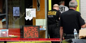 Ενοπλος σκορπά τον τρόμο και το θάνατο [βίντεο]