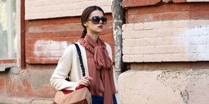 Γυναίκα ποζάρει στον φακό/Φωτογραφία Shutterstock