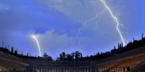 Αστραπές πάνω από το Παναθηναϊκό Στάδιο (Φωτογραφία: IntimeNews/ΜΑΤΘΑΙΟΣ ΓΙΩΡΓΟΣ)